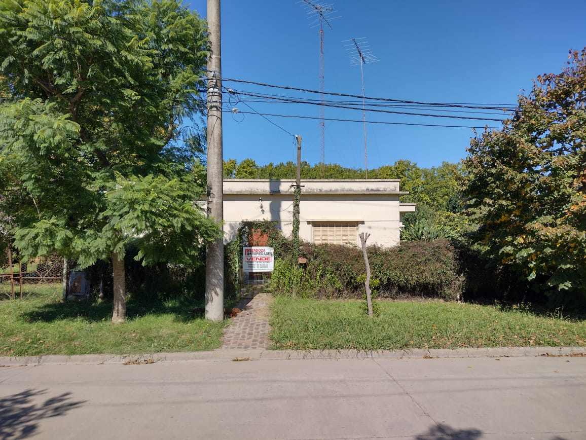 casa sobre 4 lotes ( Luis Buzzi y S. Villamayor)