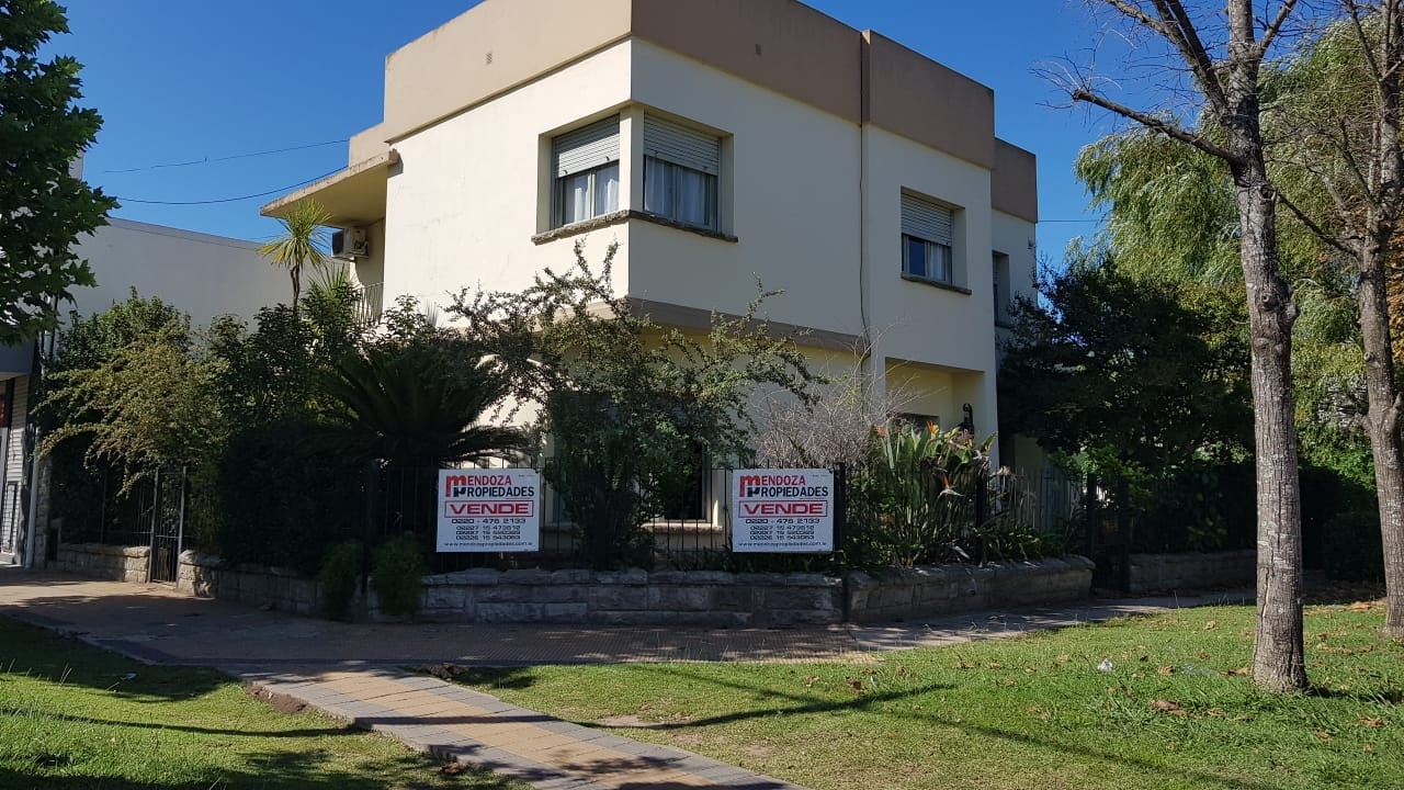 Casa céntrica sobre Av Villamayor